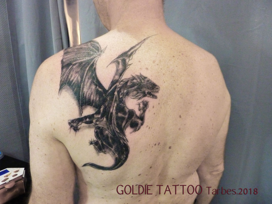 GOLDIE-TATTOO-Tarbes.juillet2018.web.dragon-noir-epaule.jpg