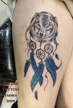 GOLDIE-TATTOO-Tarbesdec..2019.web.piege-a-reve-loup-plumes-bleues.jpg