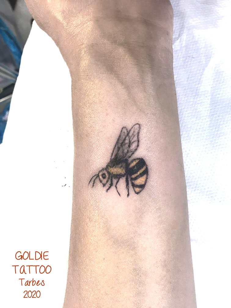 GOLDIE-TATTOO-web.petite-abeille-poignet-.jpg