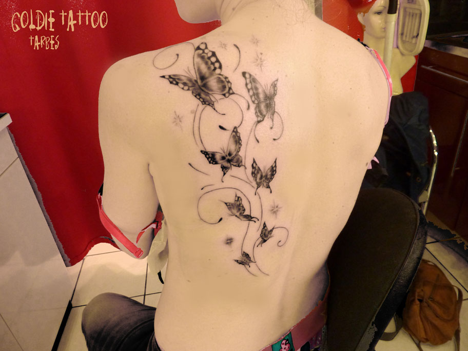 Goldie-Tattoo-Tarbes.paillons-et-arabesques-dos.web.jpg