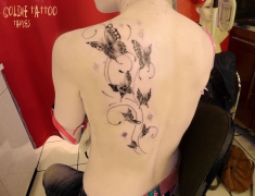 Goldie-Tattoo-Tarbes.paillons-et-arabesques-dos.web.jpg