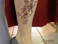 goldie-tattoo-tarbes-mai2013-papillon-stylise-gris-mollet-large.jpg
