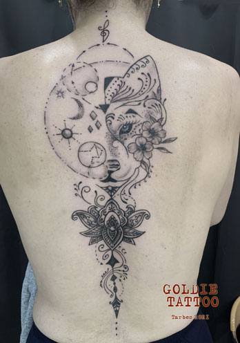 GOLDIE-TATTOO-Tarbes.janvier2021wweb.-dos-loup-et-planetes.jpg