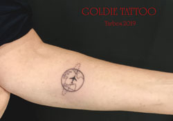 GOLDIE-TATTOO-Tarbes.oct.2019.web.planete-et-avion-minimaliste.jpg