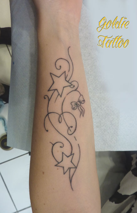 Goldie-Tattoo-Tarbes.avril2015.arabesques-initiaelzs-av.bras.web.jpg