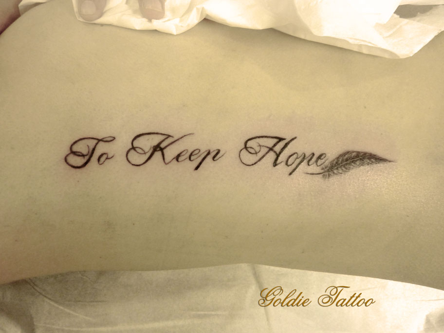 Goldie-Tattoo-Tarbes.fev2015.écriture et plume flanc.web.jpg.jpg