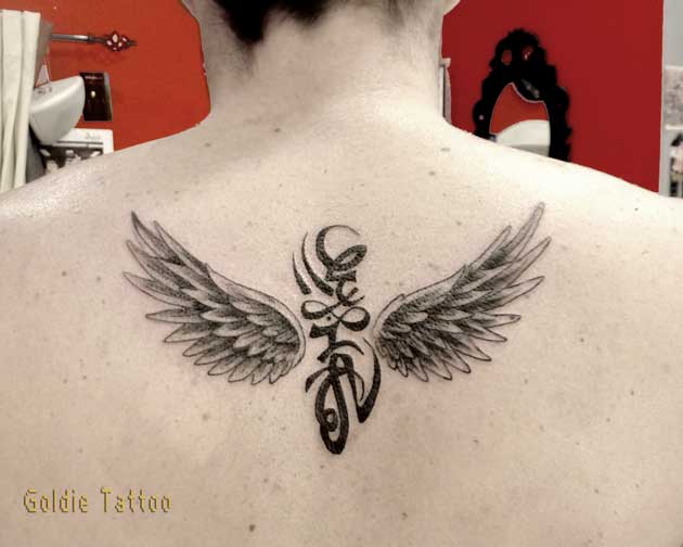 Goldie-Tattoo-Tarbes.fev.2016..ecriture-et-ailes-dos..web.jpg