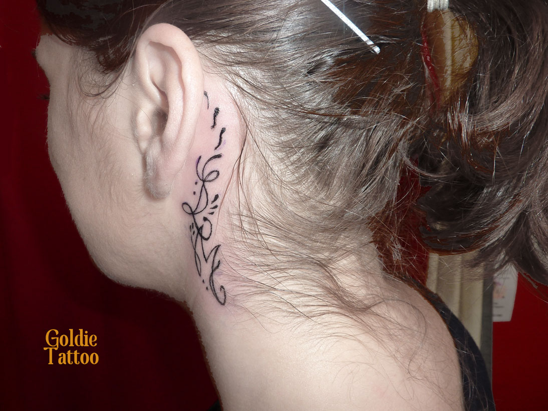 Goldie-Tattoo-Tarbes.oct2015.initiales-oreille.web.jpg