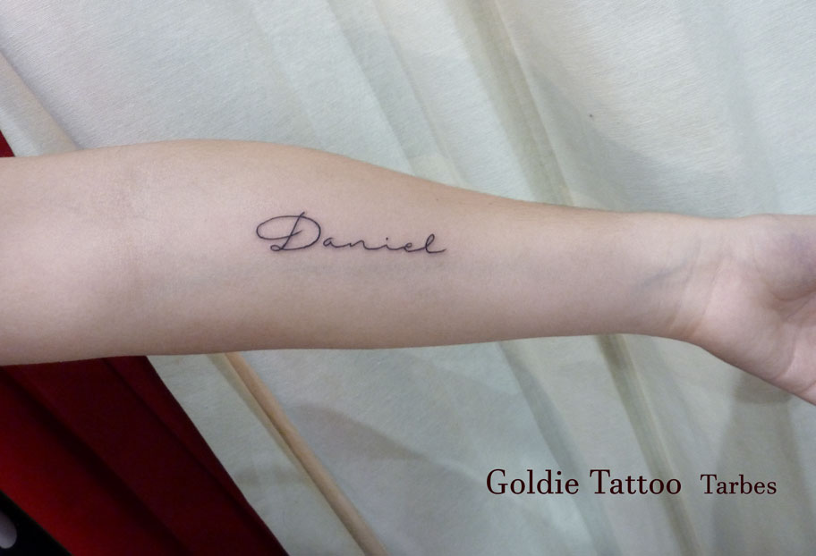 Goldie-tattoo-aout2016.-ecriture-bras.WEB..jpg