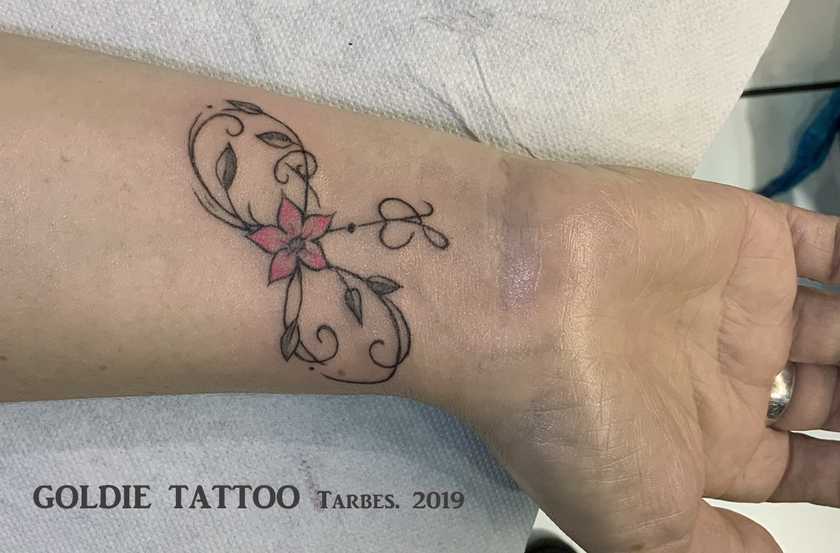 goldie tattoo tarbes 2019..infini petite fleur rose.jpg