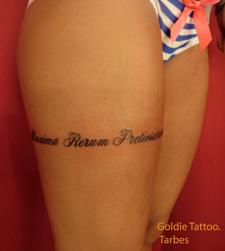 goldie-tattoo-tarbes-25-5-2014-ecriture-tour-de-cuisse-hdtv-1080site2.jpg