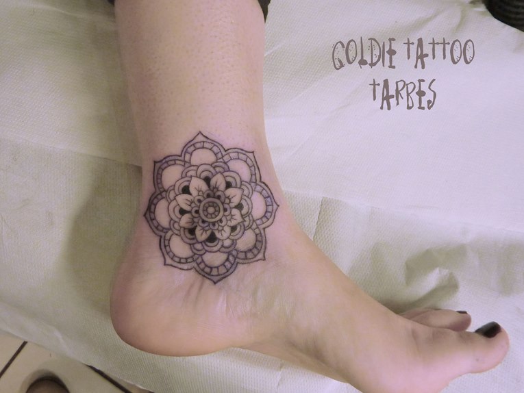 goldie-tattoo-tarbes-8-02-2014-mandala-cheville-hdtv-1080site2.jpg
