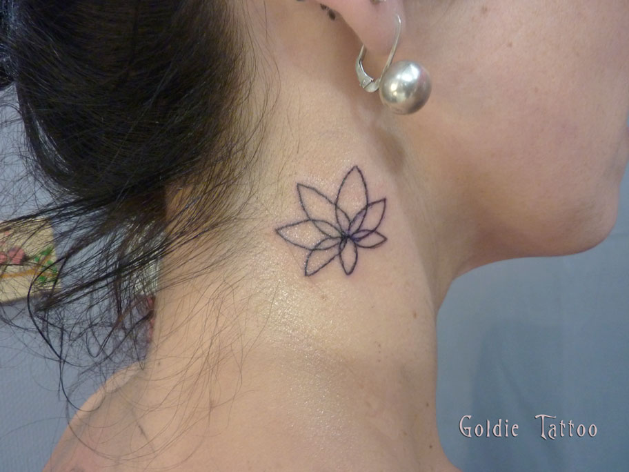 goldie-tattoo-tarbes-decembre2017.web.lotus-derriere-oreillet..jpg