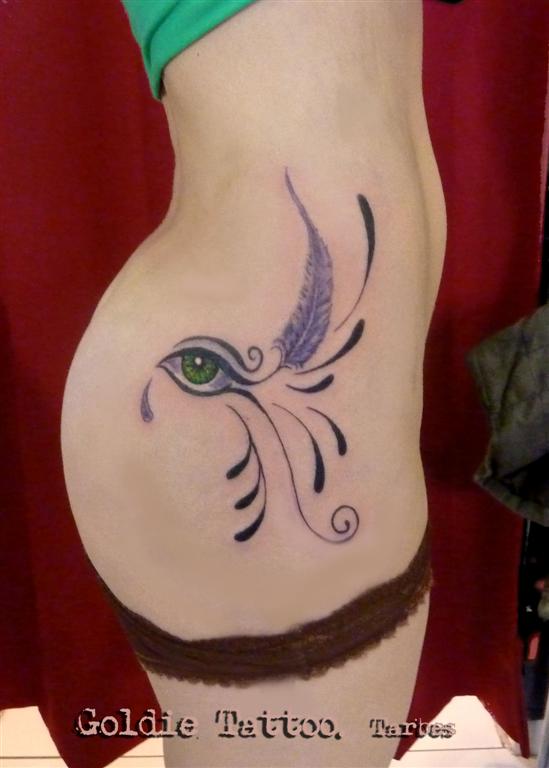 goldie-tattoo-tarbes-symbole-plume-et-oeil-02-2013-large.jpg