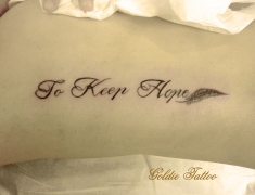 Goldie-Tattoo-Tarbes.fev2015.écriture et plume flanc.web.jpg.jpg