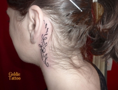 Goldie-Tattoo-Tarbes.oct2015.initiales-oreille.web.jpg