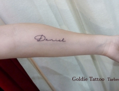 Goldie-tattoo-aout2016.-ecriture-bras.WEB..jpg
