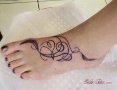 goldie-tattoo-initiales-cachees-iles_-6-2012-large.jpg