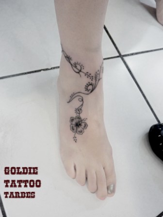 Goldie Tattoo Tarbes.20.7.14.bracelet cheville fougères.frmtwebb.jpg