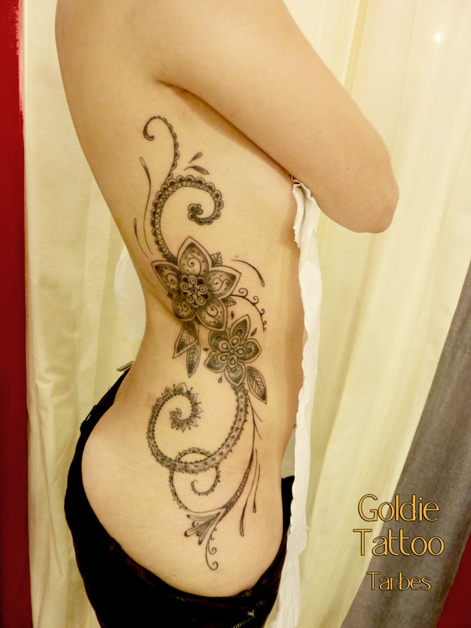 Goldie--Tattoo-Tarbes.juin2015..arabesques-hanche-dentelle.web.jpg