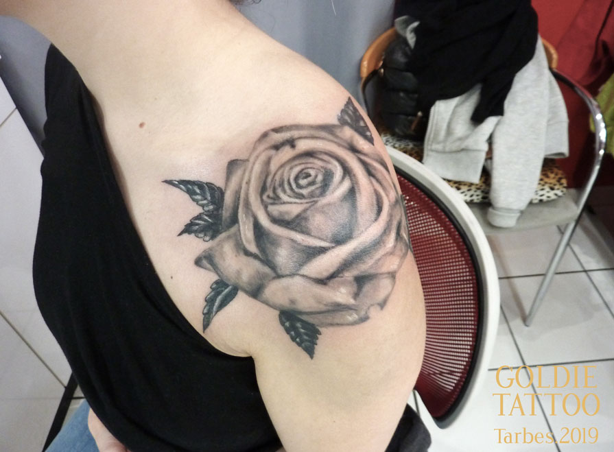 Goldie-Tattoo-Tarbes.mars2019.-web.rose-grise-epaule.jpg