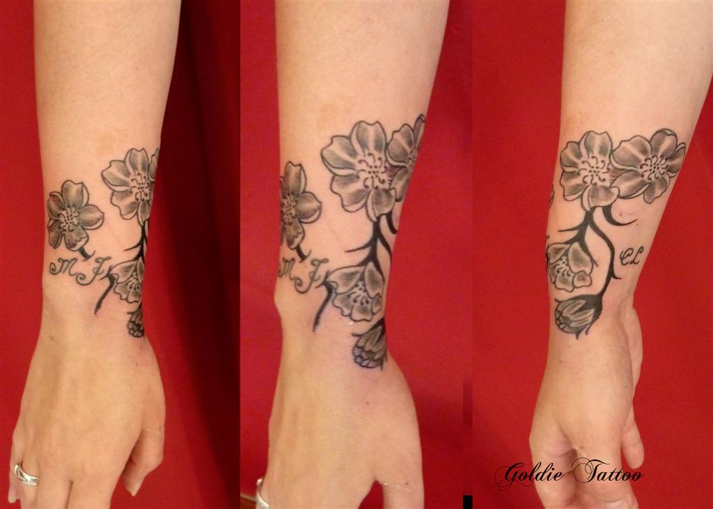Goldie Tattoo.bracelet.poignet fleurs.7.2012 (Large).jpg