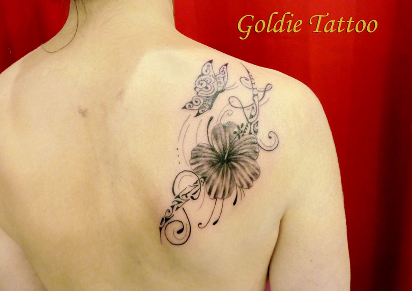 Goldie-tattoo-tarbes.fleur-papillon-epaule.web.jpg