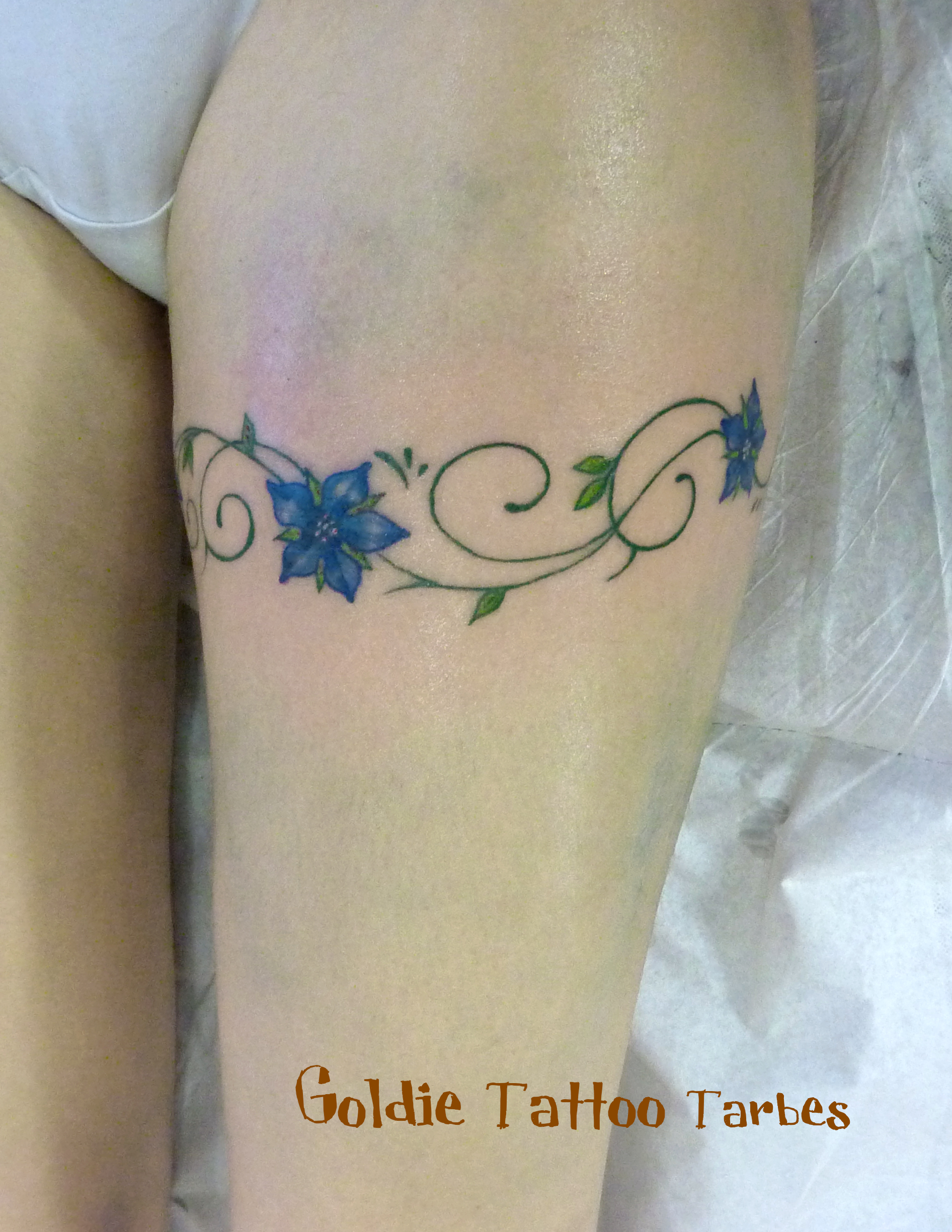 P1Goldie Tattoo Tarbes.01.2015.tour de cuisse en fleurs bleues.jpg