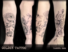 GOLDIE-Tattoo-Tarbes.-fevrier2020.web.AVANT-BRAS-PIVOINES-noir-traitsi.jpg