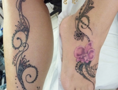 Goldie-Tattoo-Tarbes.juin2015.pied-jambe-dentelle-et-fleur.jpg.web.jpg