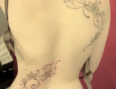 Goldie-Tattoo-tarbes.mars2015.dos-fleurs-visavis.web.jpg
