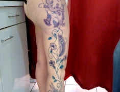 Goldie-Tattoo.03.2015.web.jambe-fleurs-bleues-et-mauves.jpg