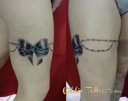 goldie-tattoo-tarbes-2014-jaretiere-perles-et-noeud-satin.jpg