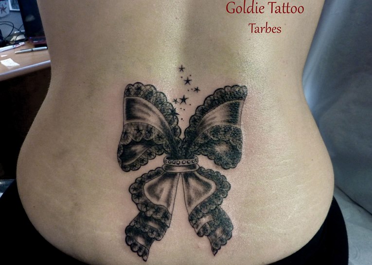 goldie-tattoo-tarbes-9-3-2014noeud-dentelle-creux-de-reins-hdtv-1080site2.jpg