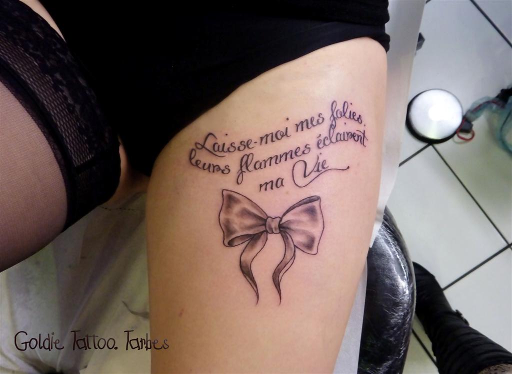 goldie-tattoo-tarbes-ecriture-cuisse-noeud-girly-fev_-2013-large.jpg
