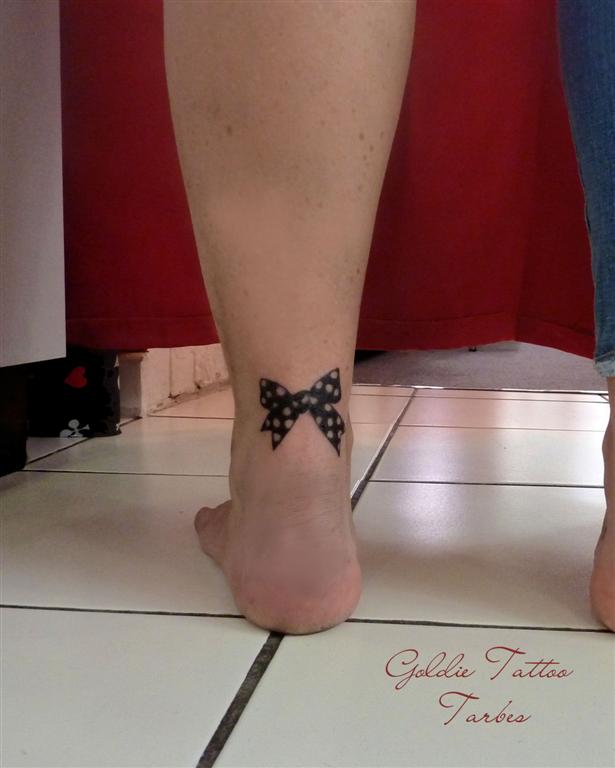 goldie-tattoo-tarbes-noeud-a-pois-cheville-sept_-2013-large.jpg