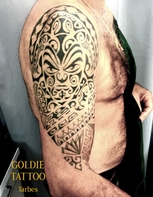 Goldie-Tattoo-Tarbes.mars2019.-web.bras-masque-maori.jpg