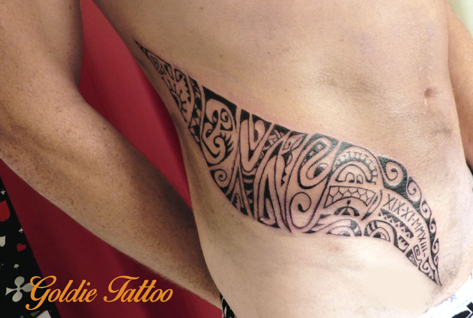 Goldie-Tattoo-Tarbes.sept2015.-prenoom-maori.hanche.web.jpg