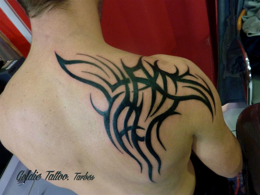 goldie-tattoo-tarbes-1801-2013-epaule-raie-tribale-large.jpg
