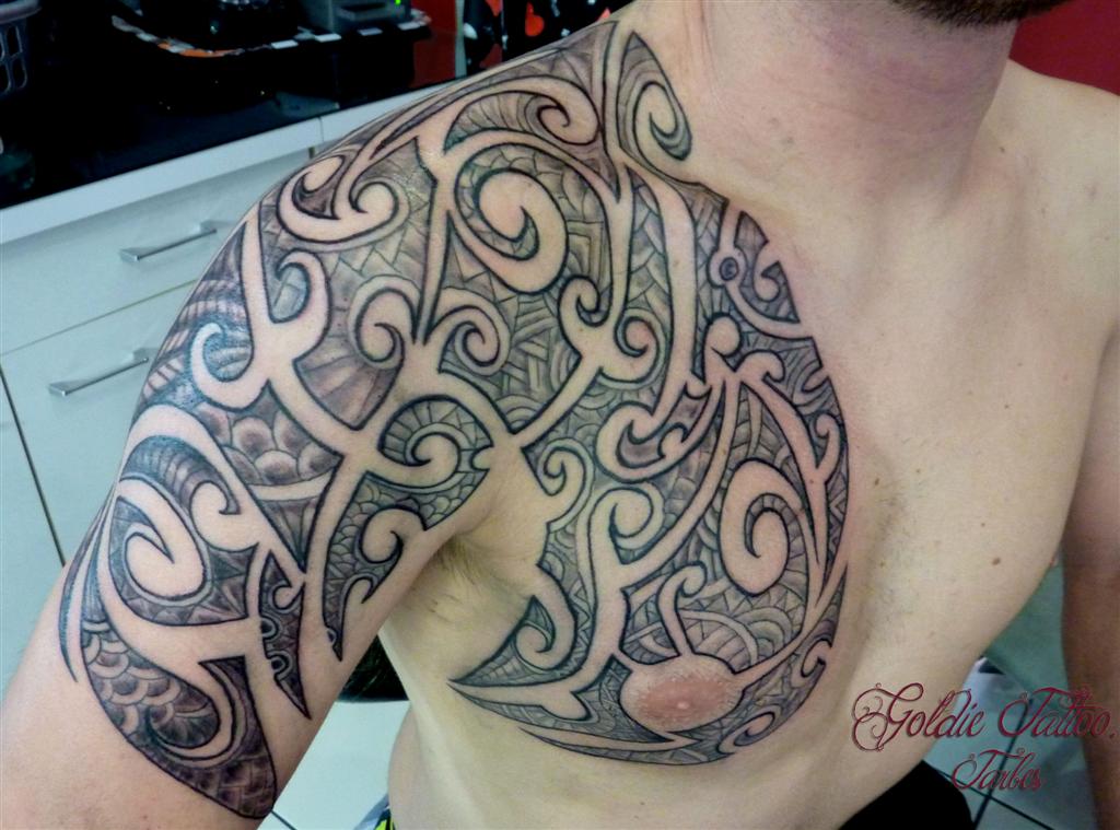 goldie-tattoo-tarbes-bras-et-pec-eclats-maoris-grises-mars2013-large.jpg