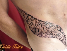 Goldie-Tattoo-Tarbes.sept2015.-prenoom-maori.hanche.web.jpg