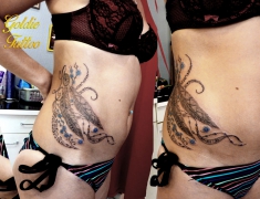 Goldie-Tattoo-Tarbes.sept2015.plumes-et-fleurs-bleues-et-maori-sur-hanche.web.jpg
