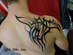 goldie-tattoo-tarbes-1801-2013-epaule-raie-tribale-large.jpg