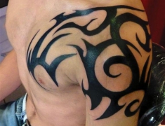 goldie-tattoo-tarbes-1801-2013-tribal-epaule-et-pec-large.jpg
