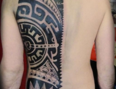 goldie-tattoo-tarbes-demi-dos-maori-mars_-2013-large.jpg