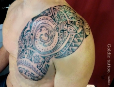 goldie-tattoo-tarbes-maori-sur-pec-avec-prenoms10-2012-large.jpg